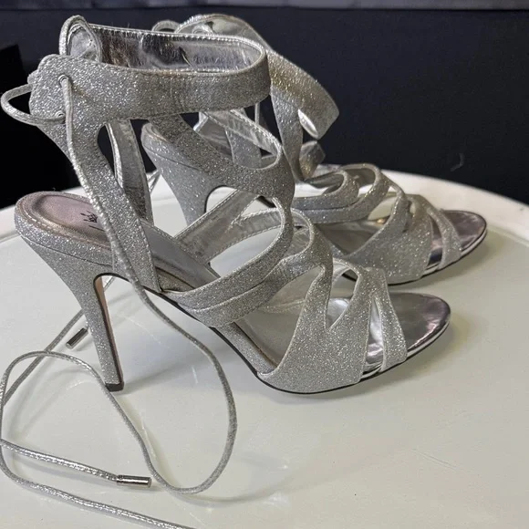 Kate and Mel GLAMOROUS Shimmering Silver Scrappy Heels - Picture 1 of 5